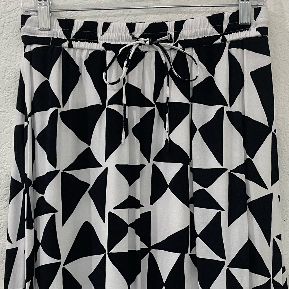 LOFT Black and White Geometric Midi Skirt - Picture 3 of 9
